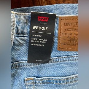 Women’s NWT Levi’s wedgie fit jeans size 26